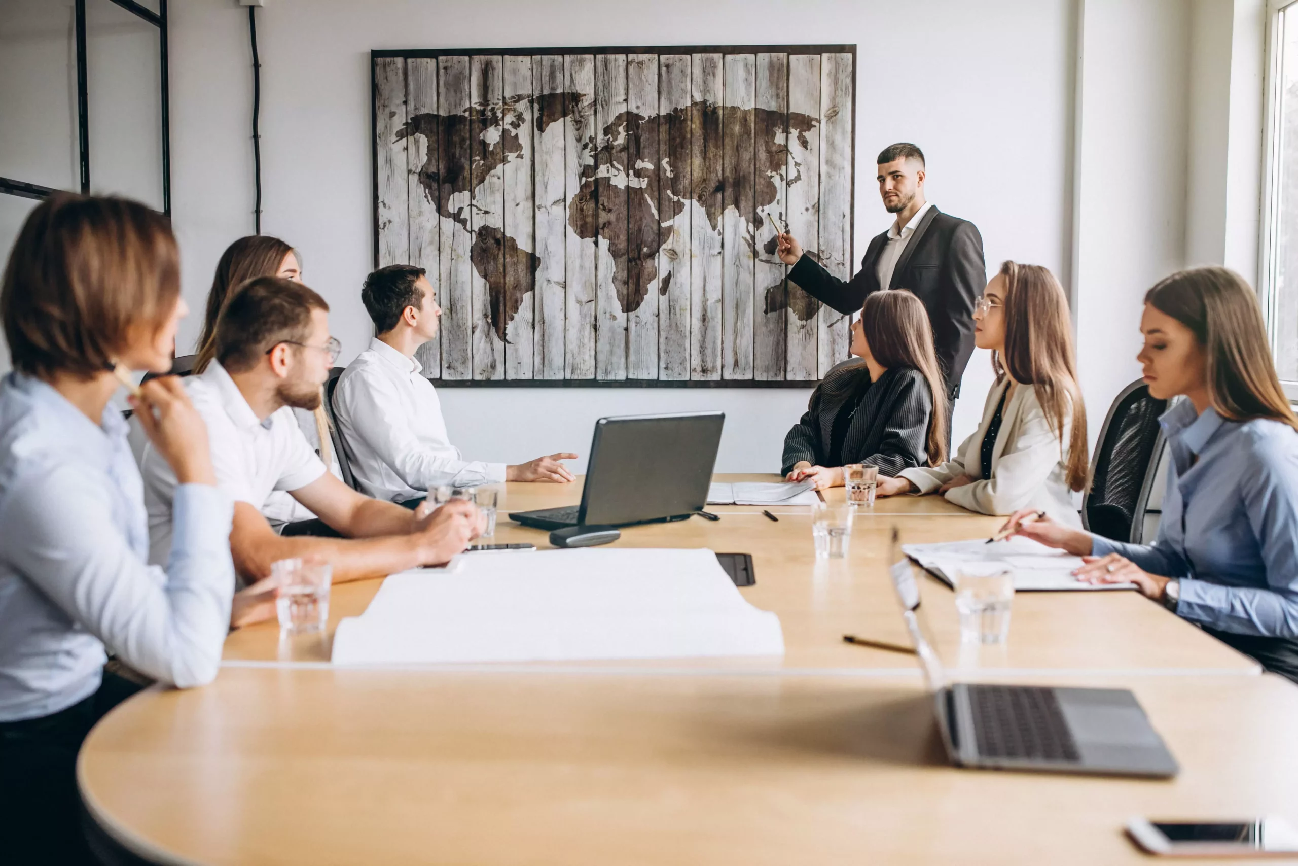 groupe-personnes-preparant-plan-affaires-dans-bureau